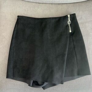 Black suede mini skort with zipper detail #miniskort